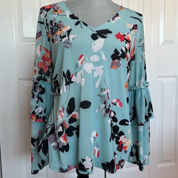 Melanie Lynn Floral Flowy Blouse - Picture 2 of 7